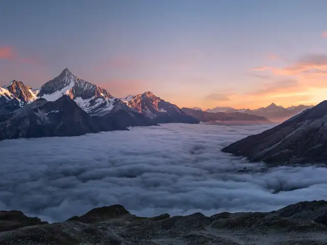 Montañas al amanecer con la primera luz del día