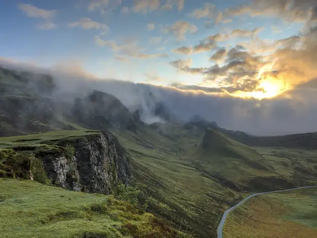 Amanecer entre la neblina de un bosque, luz cálida que regresa