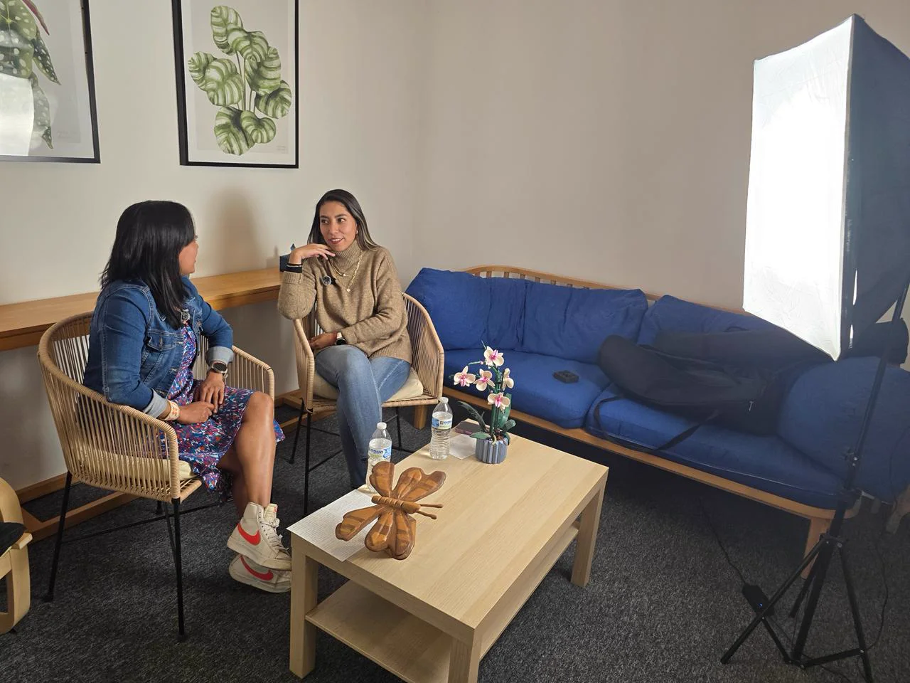 Sandy conversando con la psicóloga Yuriria Camarillo durante la grabación del podcast