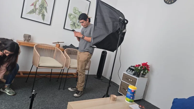 El estudio de grabación del podcast, con las sillas, la lámpara y el equipo montado