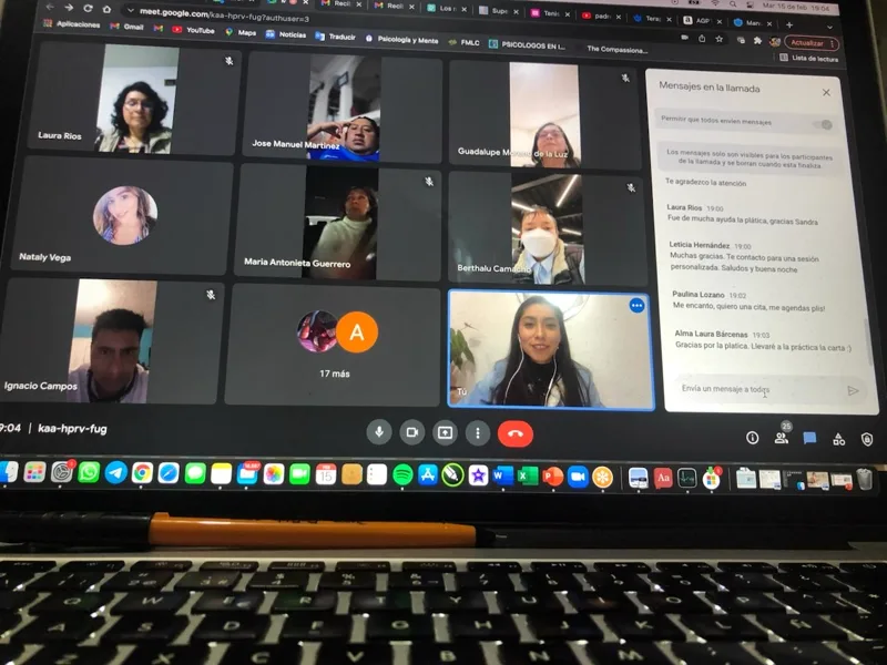 Pantalla del webinar en vivo con las personas conectadas y Sandy conduciendo la sesión
