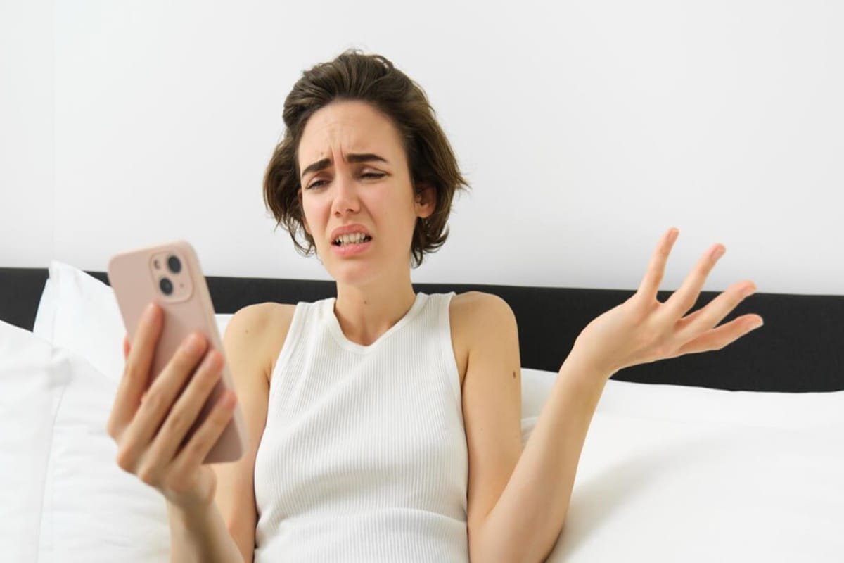 razones por las que no debes revisar el celular al despertar